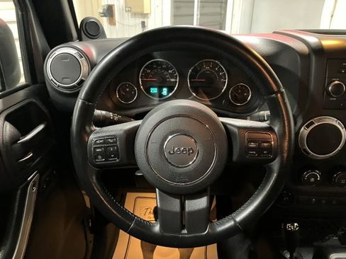 Used 2014 Jeep Wrangler Unlimited Rubicon image 17