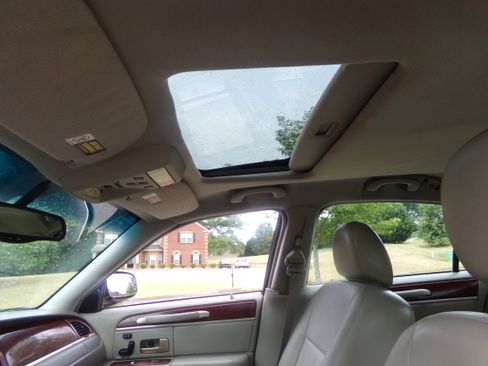 Used 2004 Lincoln Town Car Signature RWD image 18