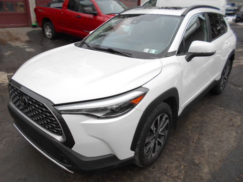 Used 2022 Toyota Corolla Cross XLE image 2