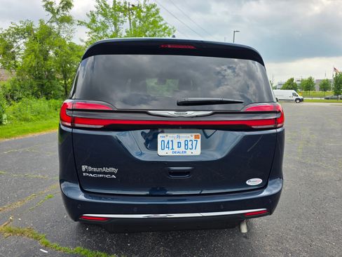Used 2025 Chrysler Pacifica Select FWD image 6