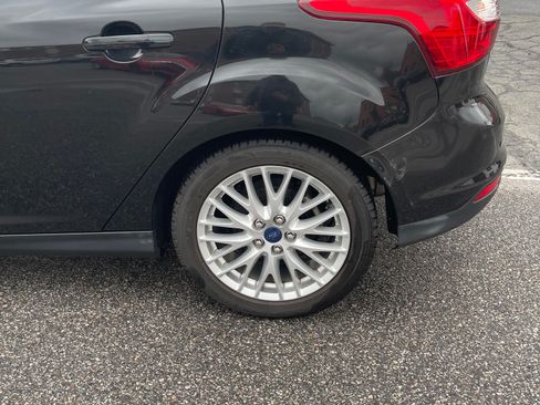 Used 2014 Ford Focus Titanium Hatchback FWD image 19