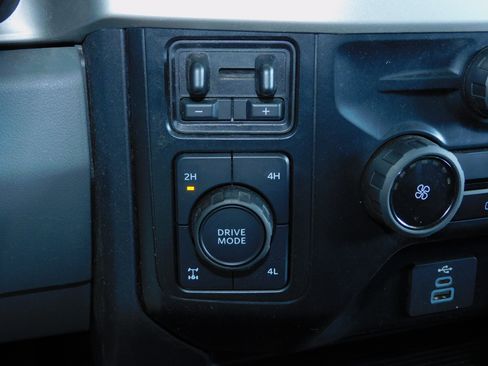 Used 2023 Ford F250 4x4 Crew Cab Super Duty image 4