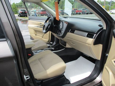 Used 2018 Mitsubishi Outlander 4WD SE image 21