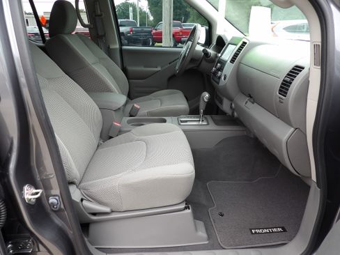 Used 2019 Nissan Frontier 2WD Crew Cab SV image 22
