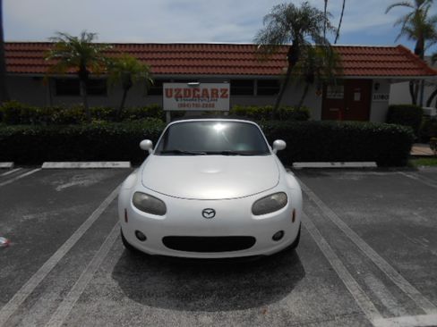 Used 2006 MAZDA MX-5 Miata Grand Touring RWD image 9
