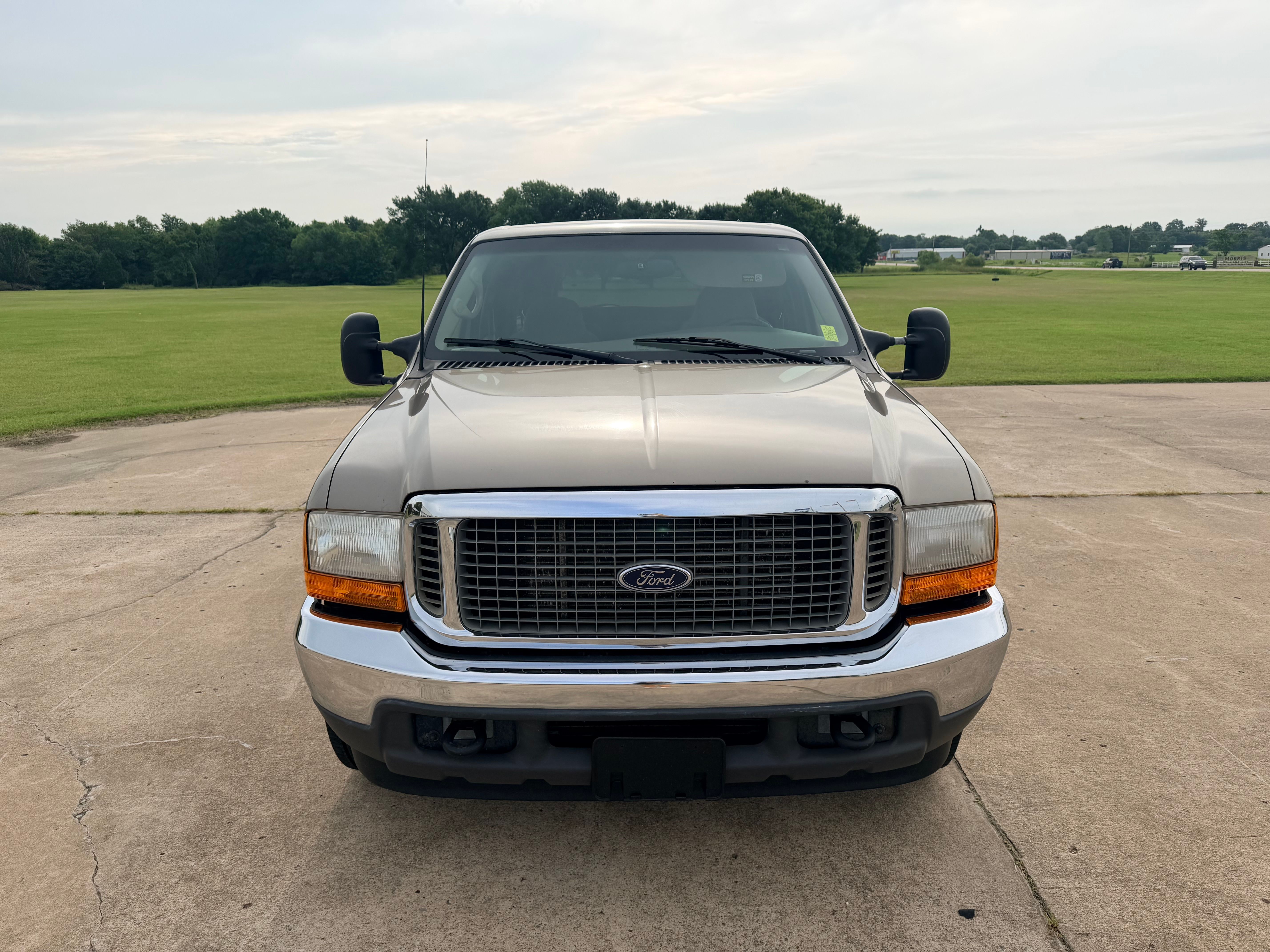 Used 2000 Ford Excursion 2WD XLT image 2