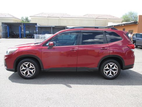 Used 2020 Subaru Forester 2.5i Premium Sport Utility 4D AWD/4WD image 2