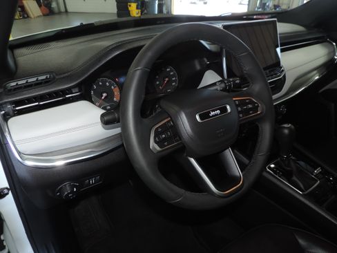 Used 2023 Jeep Compass 4WD Limited image 37