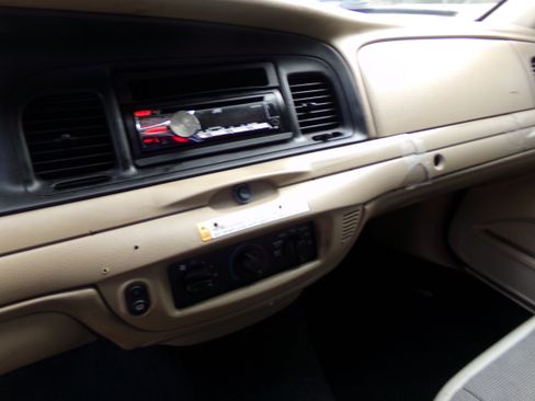 Used 2007 Ford Crown Victoria Police Interceptor image 12