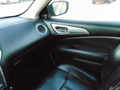 Used 2020 Nissan Pathfinder S image 24