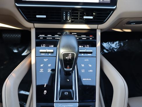 Used 2019 Porsche Cayenne E-Hybrid AWD/4WD image 23