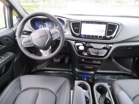 Used 2025 Chrysler Pacifica Select FWD image 24