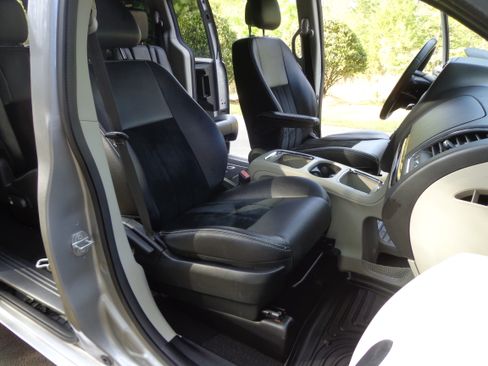 Used 2018 Dodge Grand Caravan SXT FWD image 12