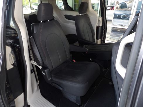 Used 2020 Chrysler Pacifica Touring image 21