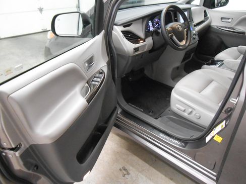 Used 2019 Toyota Sienna XLE Premium FWD image 10