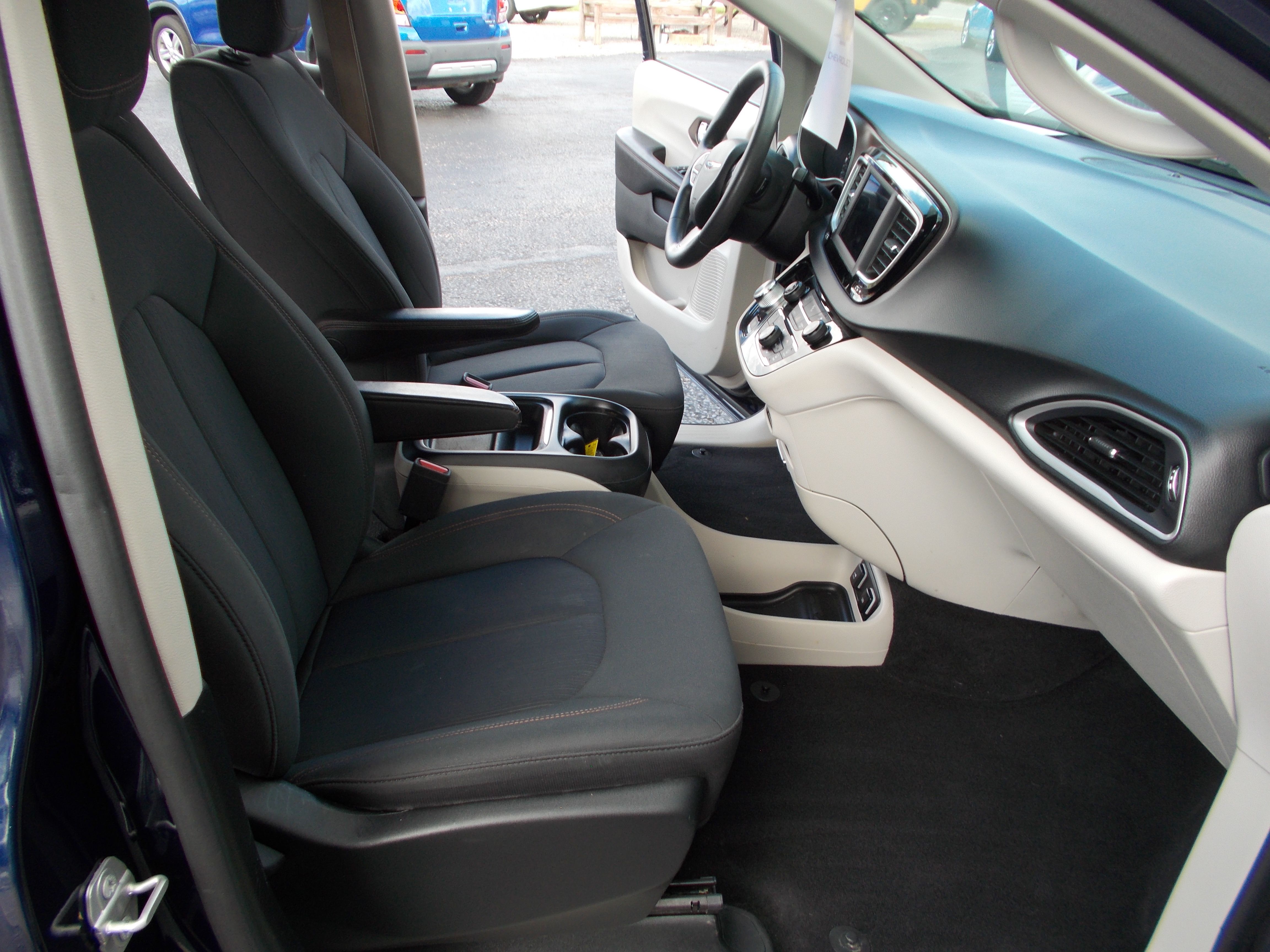Used 2018 Chrysler Pacifica Touring Plus FWD image 20