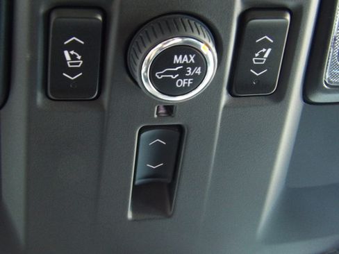 Used 2025 Chevrolet Suburban 2WD Premier image 31