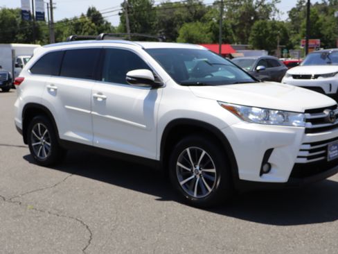 Used 2019 Toyota Highlander AWD XLE V6 image 10