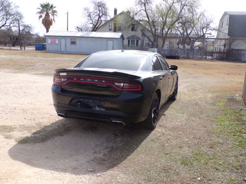 Used 2019 Dodge Charger SXT image 4