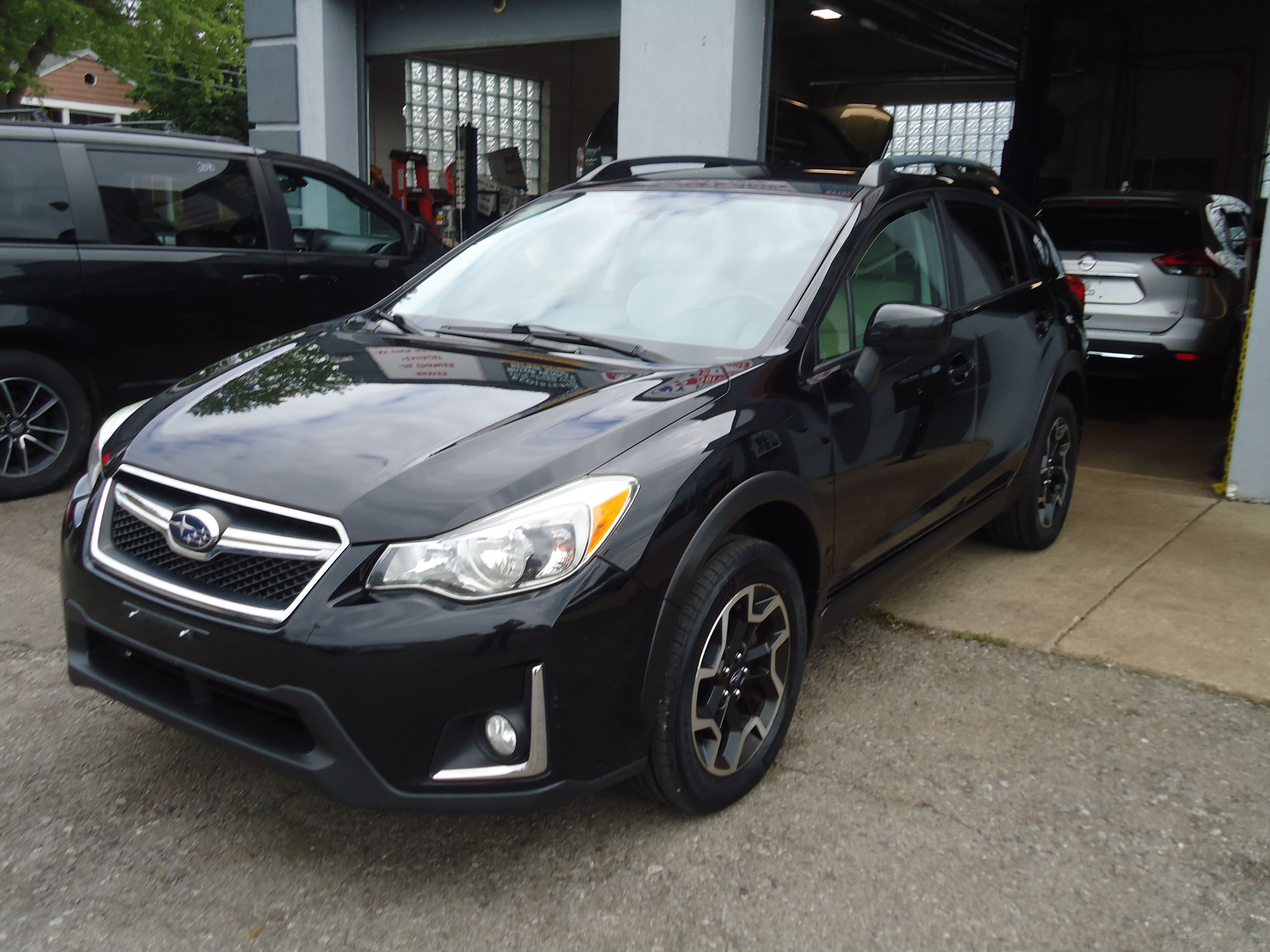 Used 2017 Subaru Crosstrek 2.0i Premium AWD/4WD image 2