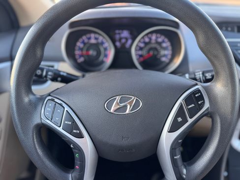 Used 2012 Hyundai Elantra image 16
