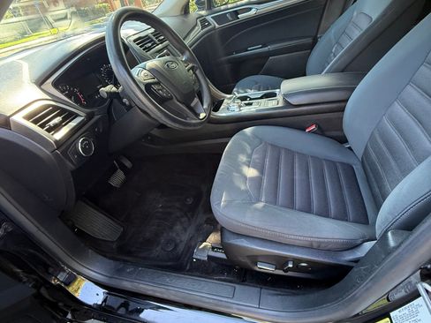 Used 2017 Ford Fusion SE FWD image 13