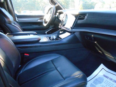 Used 2023 Jeep Wagoneer L Series II image 12