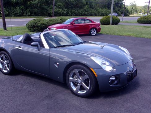 Used 2008 Pontiac Solstice GXP Convertible RWD image 2