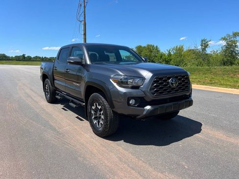 Used 2022 Toyota Tacoma TRD Off-Road image 2