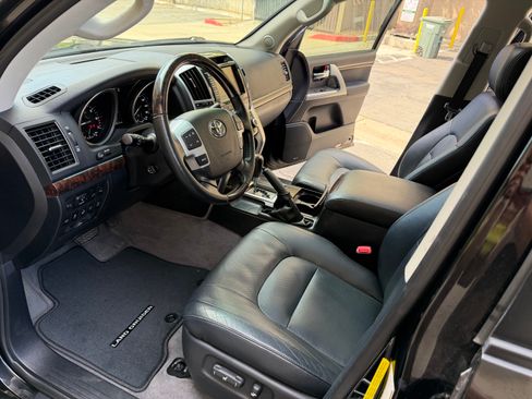 Used 2013 Toyota Land Cruiser image 12