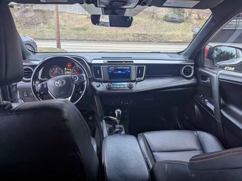 Used 2018 Toyota RAV4 SE image 10