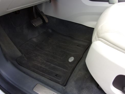 Used 2016 Land Rover Discovery Sport SE image 12