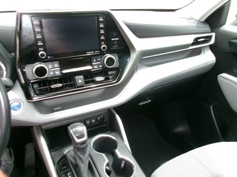 Used 2021 Toyota Highlander FWD LE Hybrid image 11