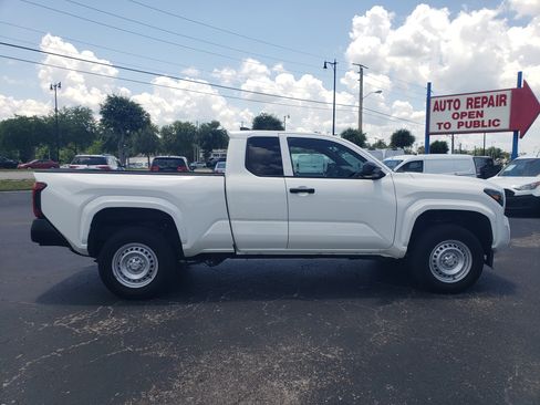 Used 2025 Toyota Tacoma 2WD Xtracab image 7