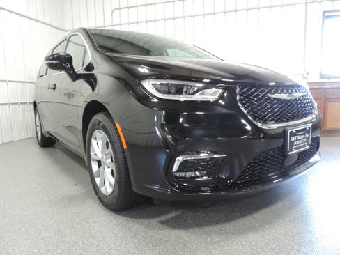 Used 2024 Chrysler Pacifica Touring-L AWD image 9