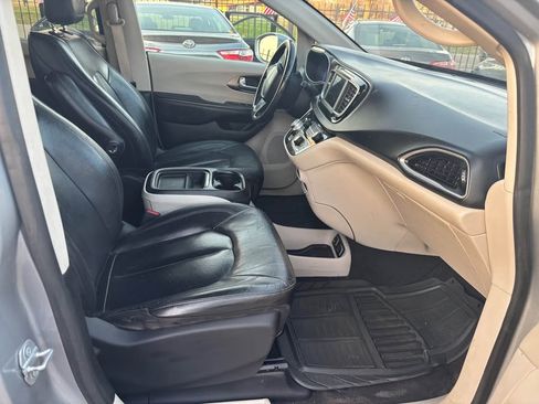 Used 2020 Chrysler Pacifica Touring-L image 3