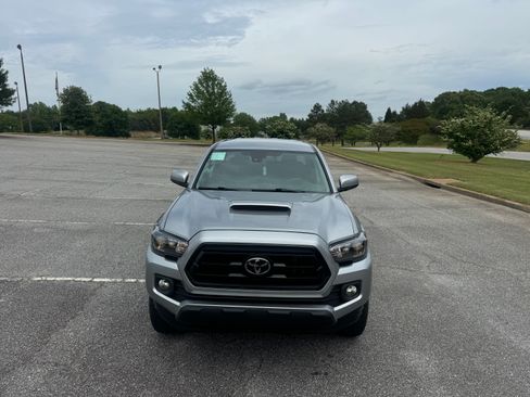 Used 2021 Toyota Tacoma SR5 AWD/4WD image 10