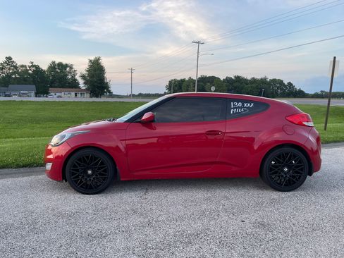 Used 2015 Hyundai Veloster image 2
