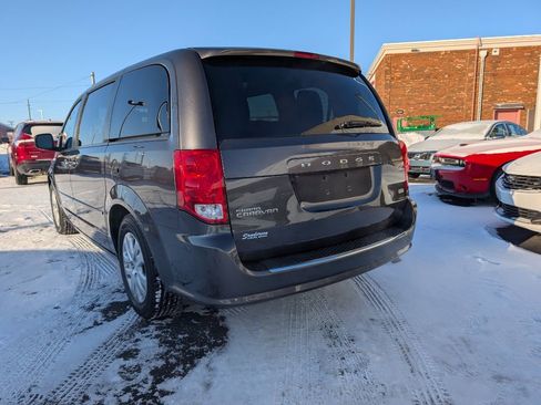 Used 2017 Dodge Grand Caravan SE image 4
