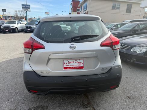 Used 2020 Nissan Kicks S image 3