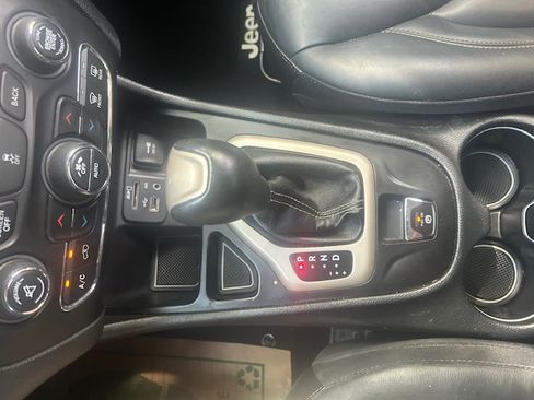 Used 2018 Jeep Cherokee FWD Limited image 19