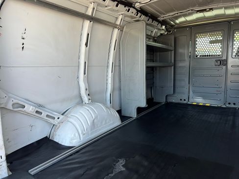 Used 2018 Chevrolet Express 3500 image 17