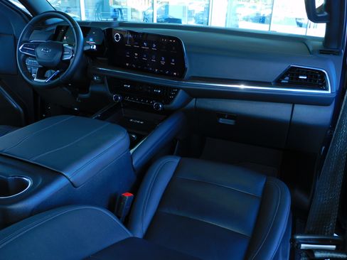 Used 2025 Chevrolet Suburban Z71 image 4