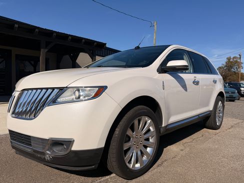 Used 2013 Lincoln MKX image 1