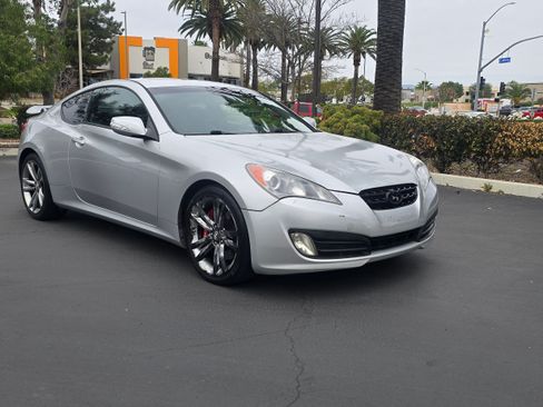 Used 2011 Hyundai Genesis Coupe 3.8 Grand Touring image 2