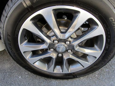 Used 2017 Jeep Grand Cherokee Overland image 14