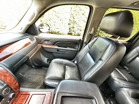 Used 2013 Chevrolet Avalanche LTZ image 12