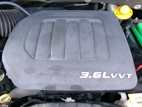 Used 2014 Chrysler Town & Country Touring-L image 19