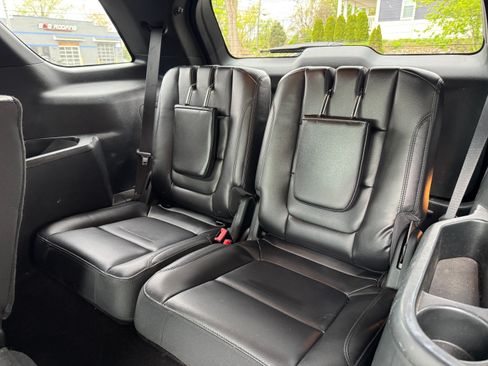 Used 2018 Ford Explorer 4WD XLT image 11
