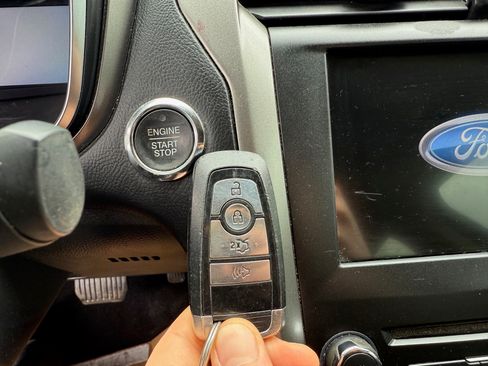 Used 2017 Ford Fusion SE image 9